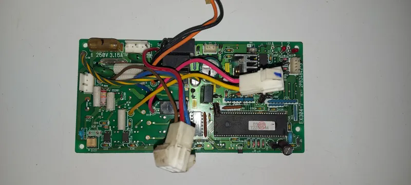 Placa Electrónica Aire Acondicionado EX304-7 2PB24842-3 / REY22GUB