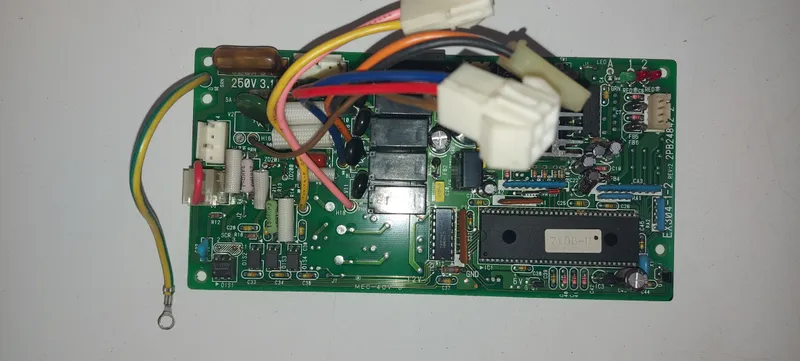 Placa Electrónica Aire Acondicionado Modelo: REY35G7V1/EX304-1-2 2PB24842-2